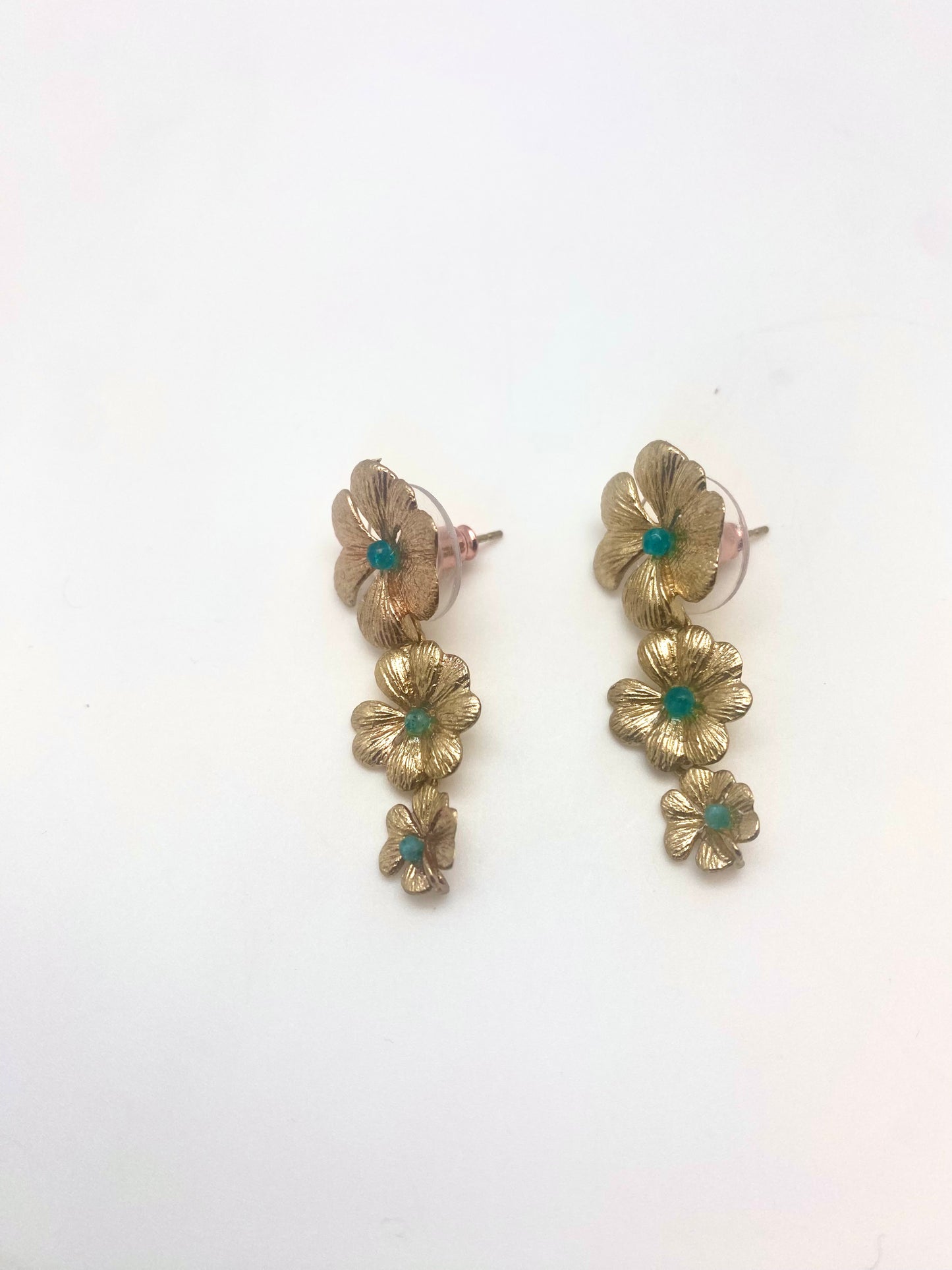 Pendientes realizados con aguamarinas montadas en flores de latón con baño de oro. Materiales de primera calidad. Terminado a mano. Medidas largo 3,5cm