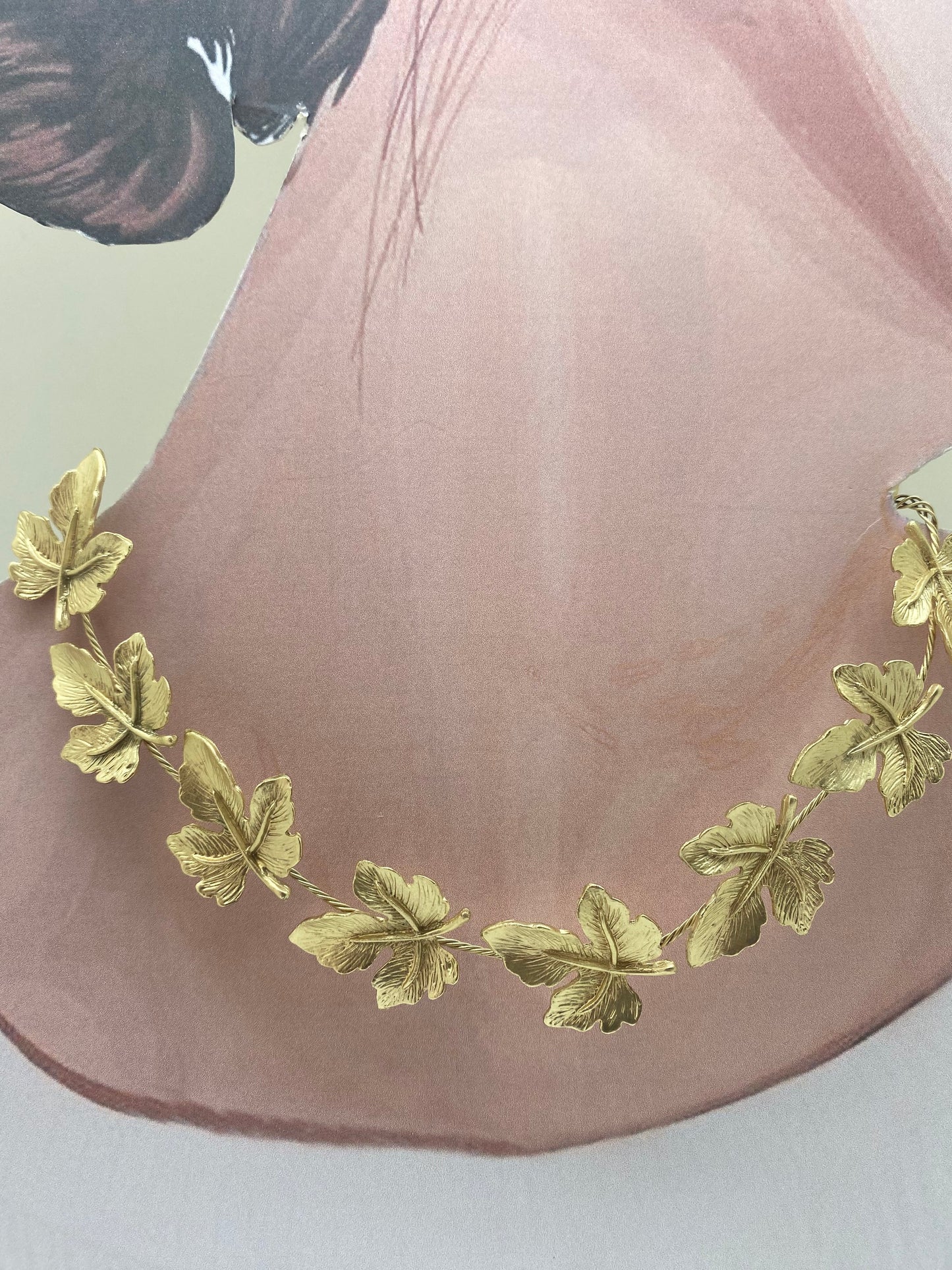Collar de hojas de parra