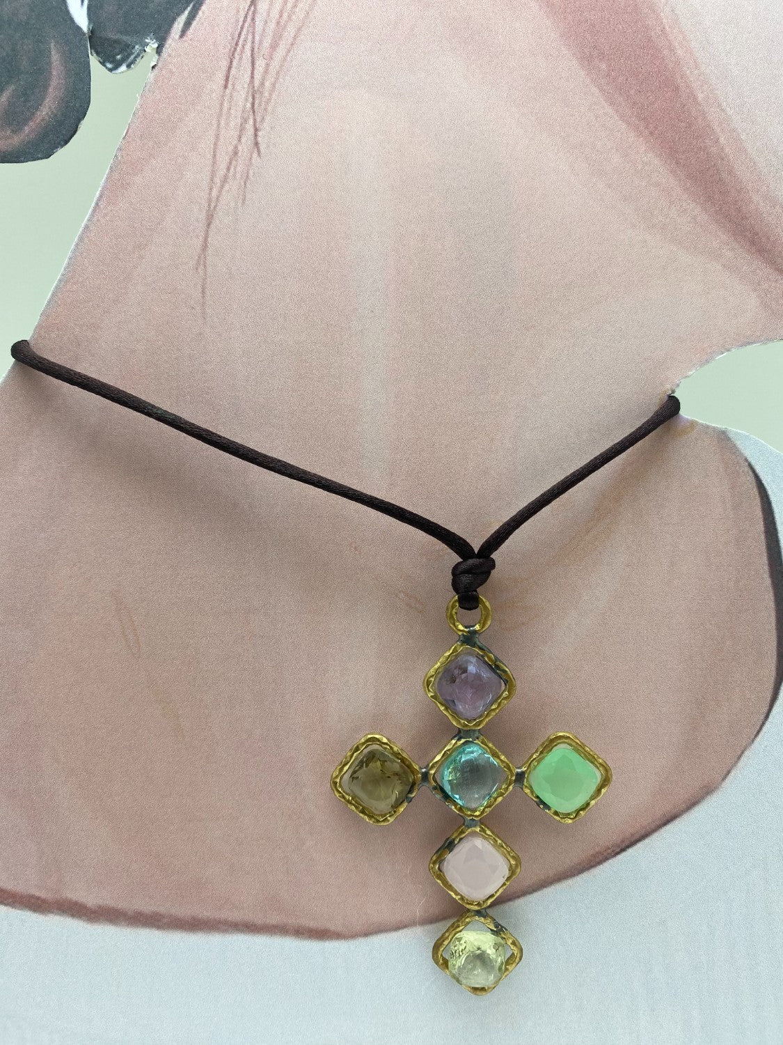 Collar cruz piedras
