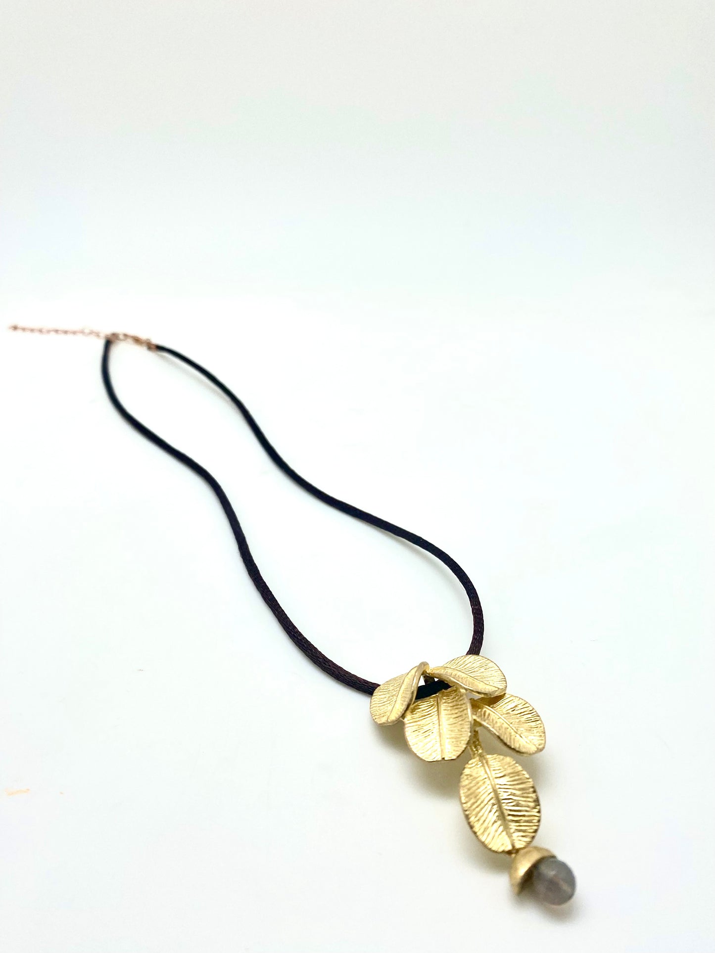 Collar laurel