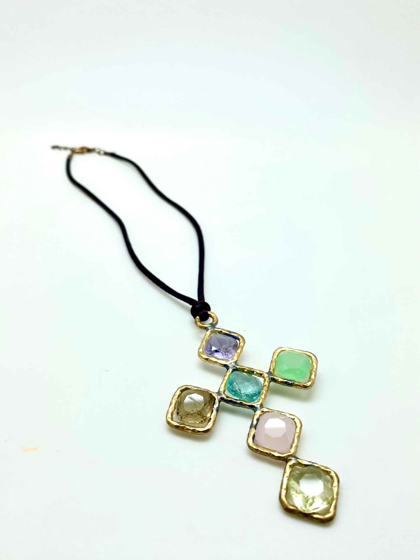 Collar cruz piedras