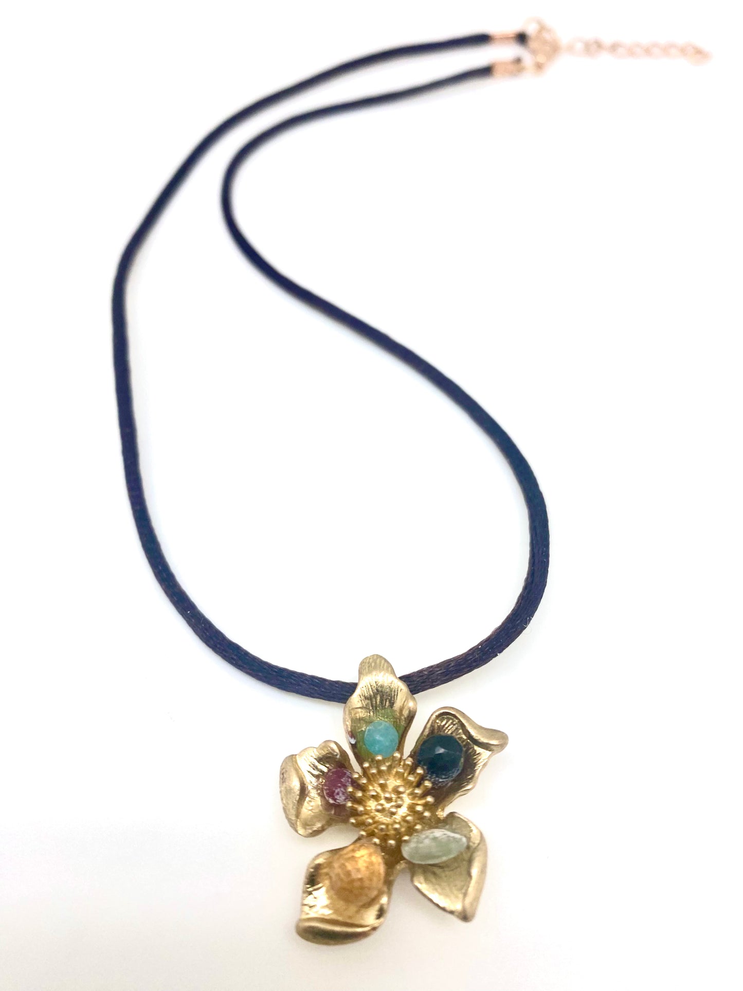 Collar flor con piedras