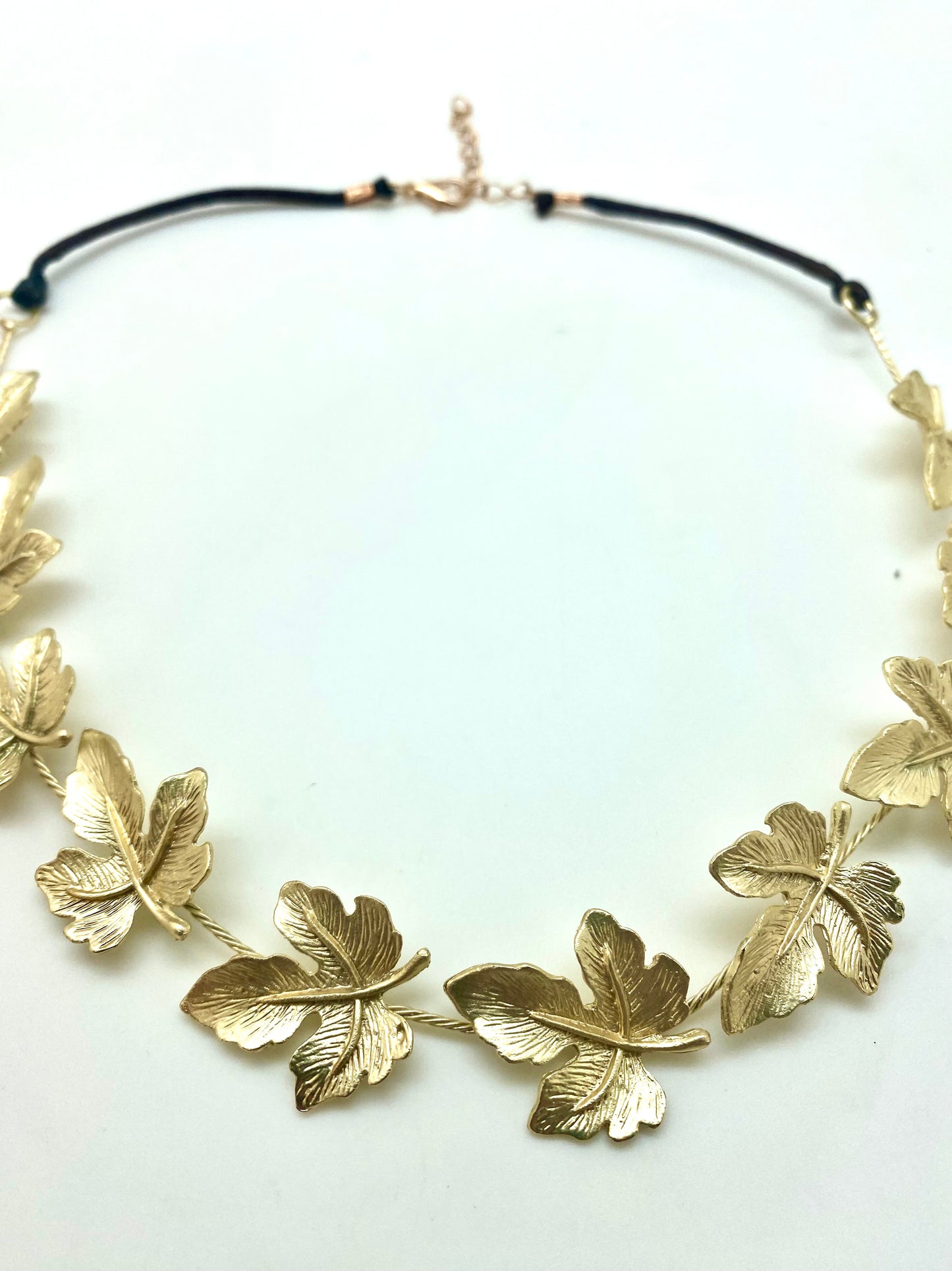 Collar de hojas de parra
