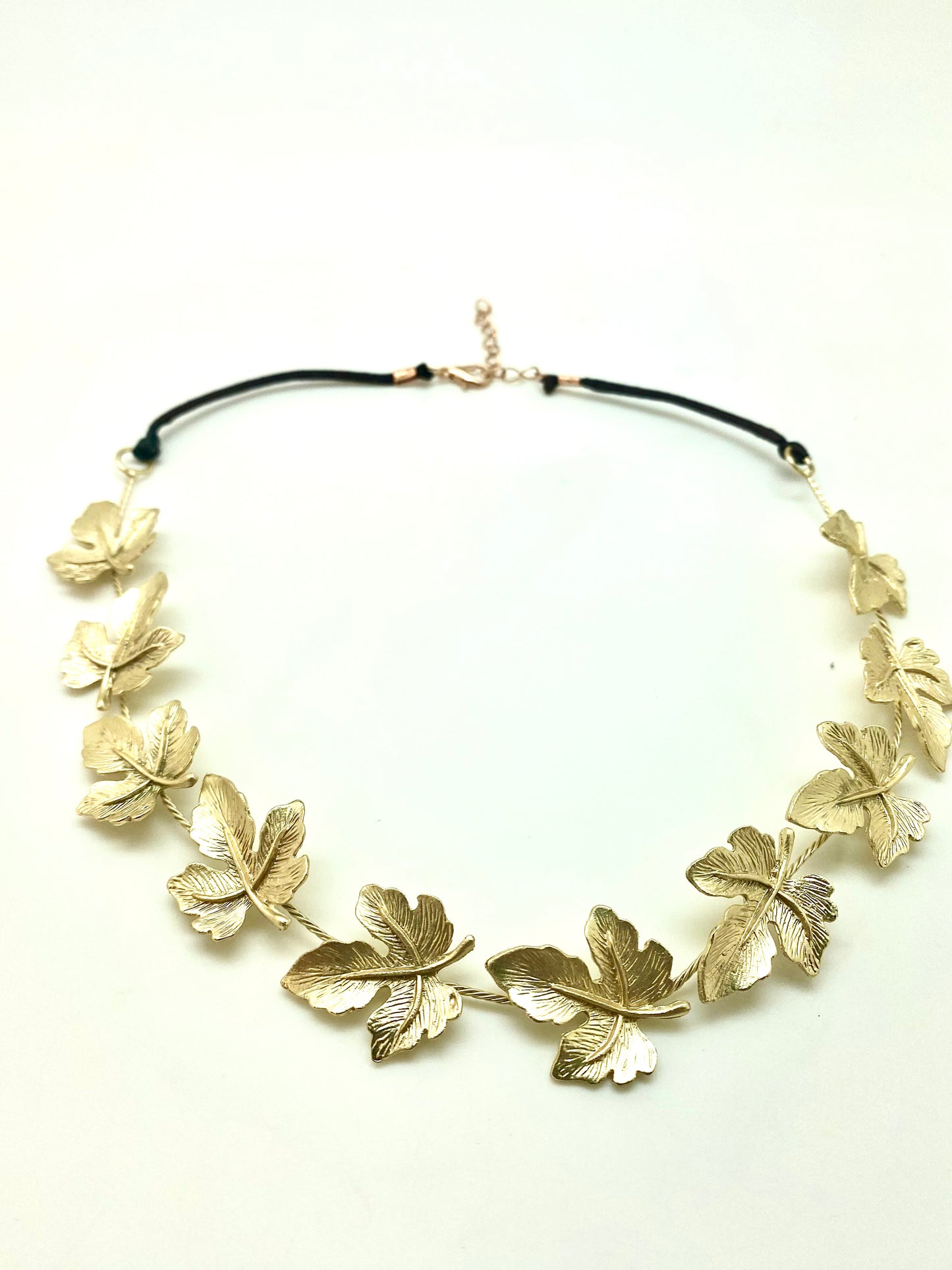 Collar de hojas de parra