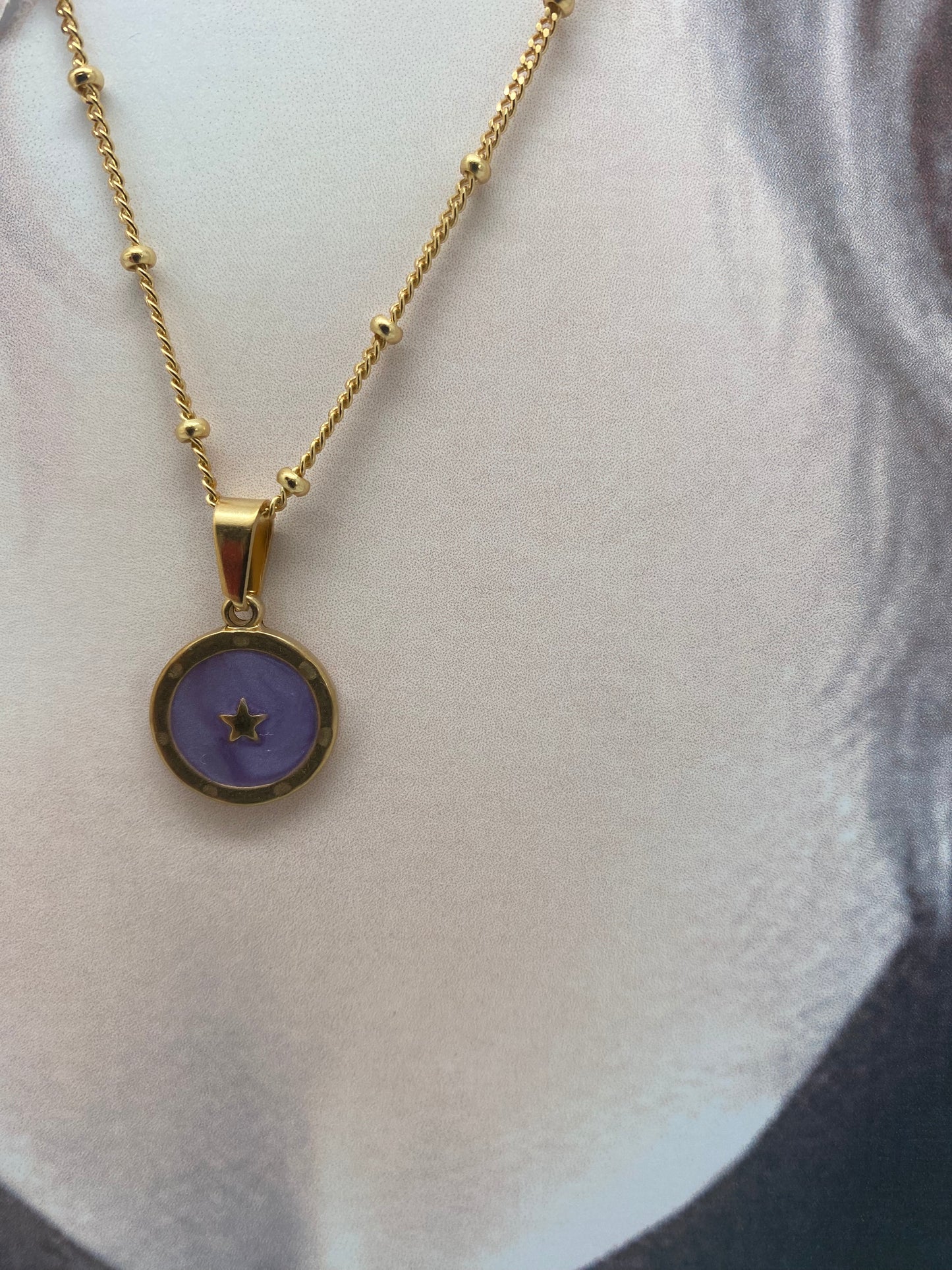 Cadena medalla estrella morada